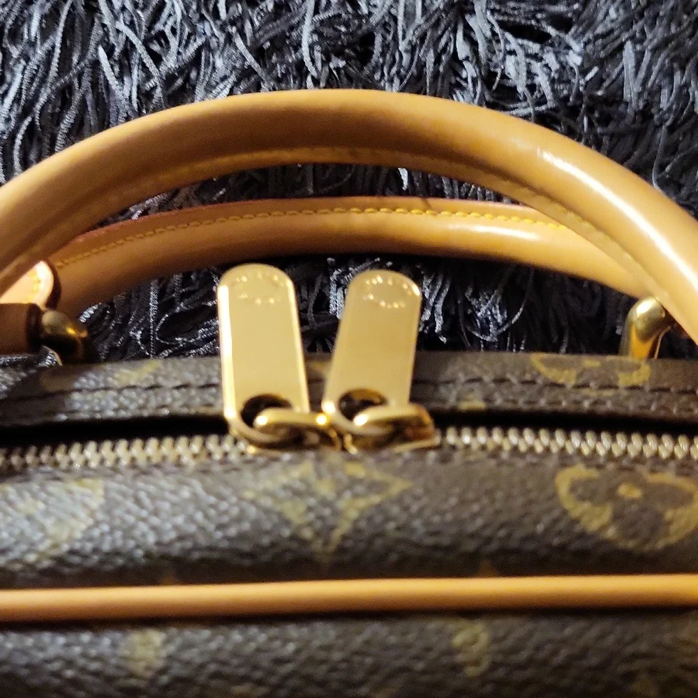 LOUIS VUITTON 🎀 EXCELLENT CONDITION 🩵DISCONTINUED 💄**MANHATTAN PM**💄 - Picture 9 of 14